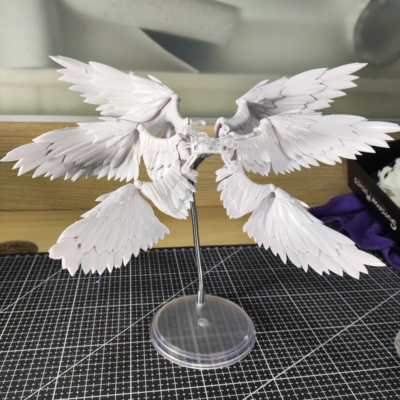 Witte en zwarte engelenvleugel - Action Figure Stand recensie en prijs